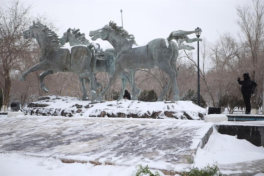 El 
<a href="https://twitter.com/CenaceMexico/status/1361332339704528898" target="_blank">Centro Nacional de Control de Energía</a>, organismo encargado de regular el acceso a la energía eléctrica de México pidieron a la población de Nuevo León, Tamaulipas y Chihuahua “su apoyo para 
<b>reducir el uso y consumo de la energía eléctrica</b> no prioritaria durante las próximas horas”. Una fuente congelada en Ciudad Juárez se aprecia en la imagen.