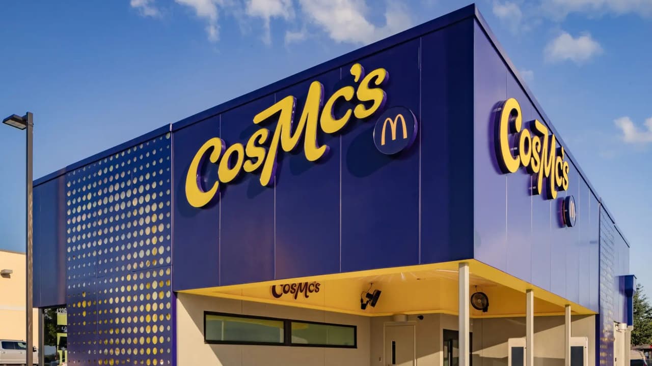 <h3 class="cms-H3-H3">¿Qué era CosMc’s? </h3>
<br>CosMc’s se presentó a finales de 2023 como
<b>un nuevo concepto de bebidas y botanas, más enfocado en jóvenes y amantes de las bebidas personalizadas.</b> Su menú incluía opciones como: Frapé de churro, latte con cúrcuma y especias, y energizantes con cereza o té verde. También ofrecían galletas,
<i>“snack boxes”</i> y una app con sistema de lealtad. El ambiente era más relajado,
<b>tipo cafetería moderna, y no ofrecía hamburguesas ni papas fritas como en los McDonald’s tradicionales.</b>