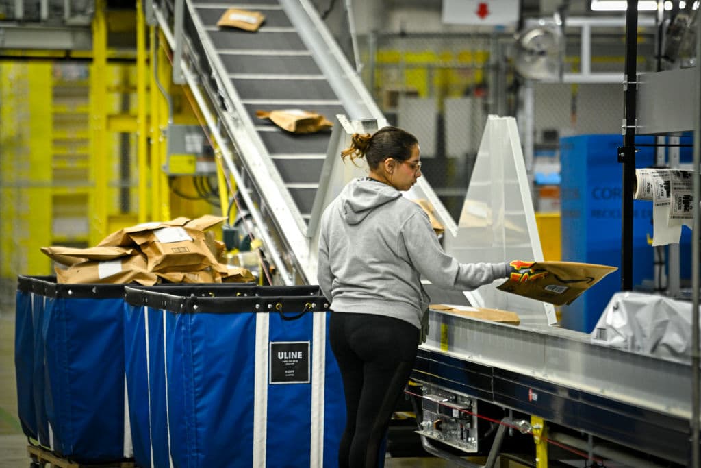 Hay trabajadores que seleccionan los paquetes por zona de entrega y también por día, de manera que las prioridades se atiendan tal como se requiere.