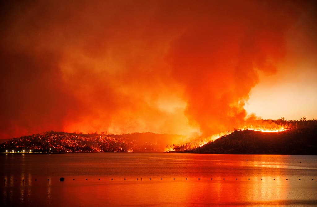 Cualquier viento puede propagar un incendio rápidamente, complicando aún más los esfuerzos de extinción.