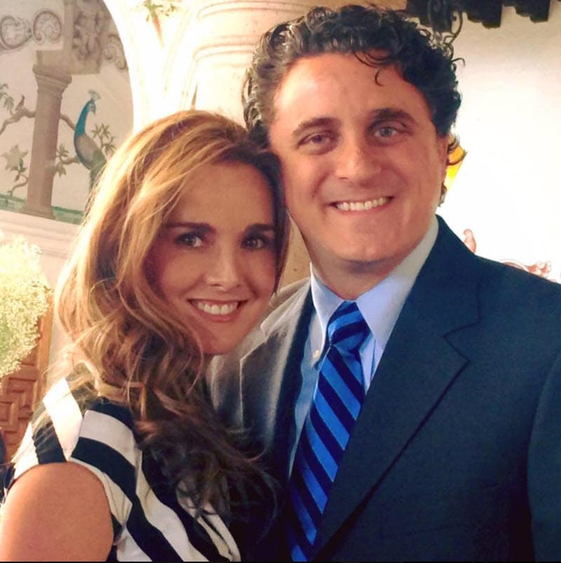 Posponer la fiesta y prescindir de muchas personas queridas no fue la única adversidad. Hubo otra más: 
<b>el vestido de novia</b>. El que eligió y compró Marisol Mijares se quedó en la tienda y ya no lo pudo recoger debido a que varios establecimientos en México tuvieron que cerrar ante la contingencia. 
<br>