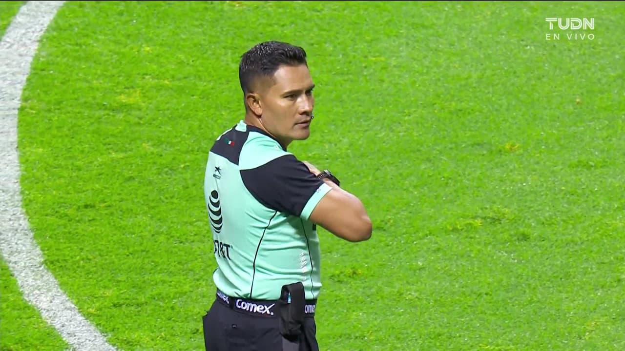 Arranca el partido y la pelota está en juego.