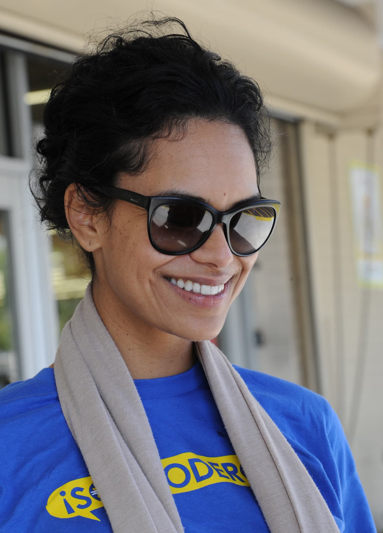 Melisa Taveras es una activista, periodista y comunicadora de origen dominicano de 35 años que nació en Newark (Nueva Jersey), pero que lleva años viviendo en Miami. Marcha por muchos motivos pero sobre todo para pedirle al presidente Trump que cumpla con las promesas del acuerdo de París sobre el cambio climático. "Ojalá que tenga éxito en su presidencia porque nos afecta a todos y ojalá que tenga la conciencia y la humildad de reconocer la importancia de su posición", opina. " Yo le diría a Trump que se acuerde que él también es padre, es abuelo, que sus hijos también van a necesitar un hogar y solamente tenemos uno y hay que cuidarlo. Él tiene el poder de cuidar este planeta, de educarse, de entender que ya más del 98% de la comunidad científica ha confirmado que el cambio climático sí tiene que ver on las acciones de los seres humanos y que tiene la oportunidad de señalarle al resto del mundo que los EEUU puede seguir cumpliendo con su rol de líder global y que tenga esa conciencia de que es ahora o nunca".