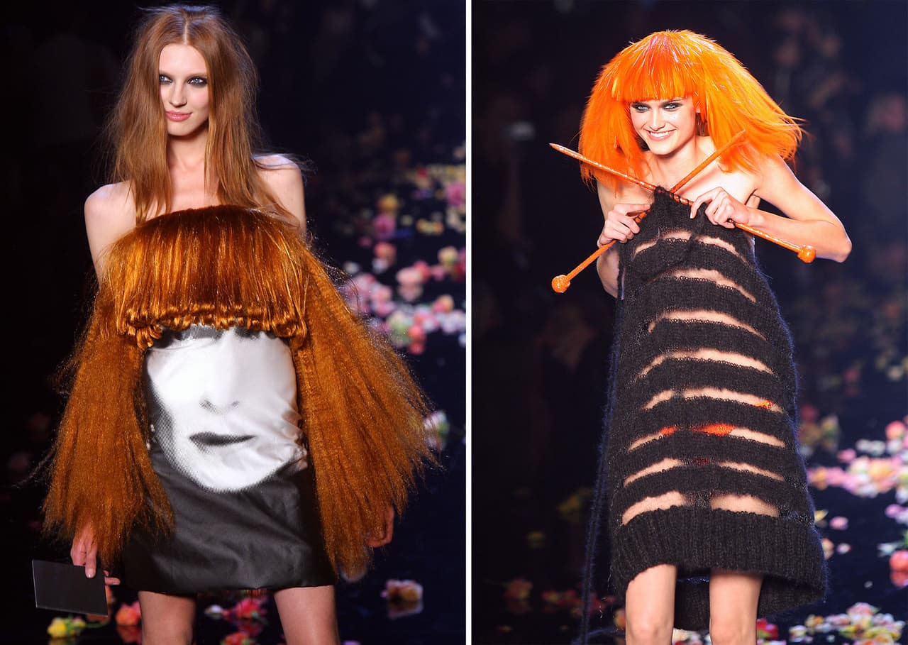 Era conocida por su sentido del humor y su irreverencia. Mientras otros se esforzaban en ser el culmen de la elegancia, ella sólo se preocupaba por hacer ropa que celebrara a la mujer. En esta foto, dos diseños suyos ironizan sobre su icónico pelo rojo.