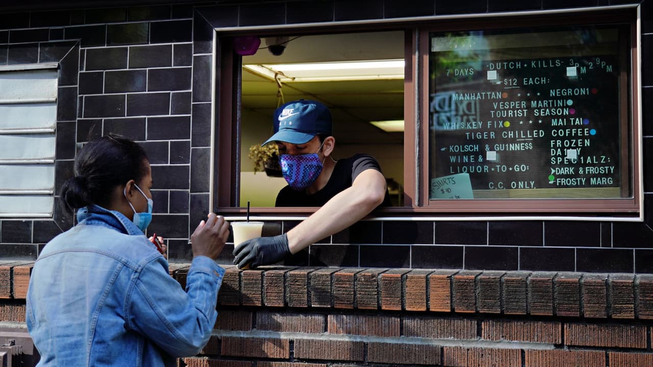 Sigue en pie plan de cerrar negocios en barrios de NYC con brotes de coronavirus: de Blasio