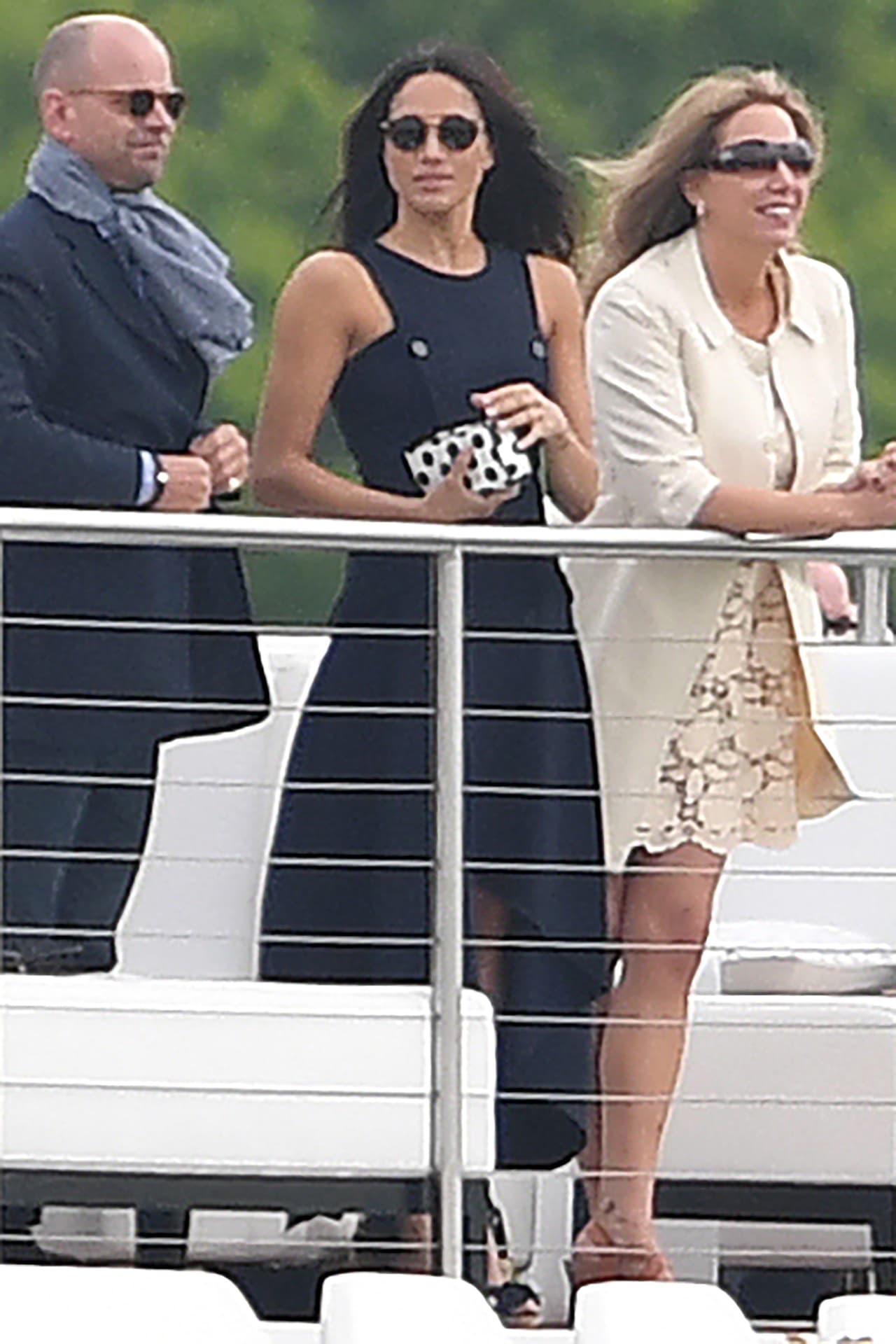 En su trayectoria por el mundo de la moda, Spade se dio a conocer por su 
<b>colección de bolsos</b>. En esta foto, la entonces prometida del príncipe Harry, la actriz 
<b><a href="https://www.univision.com/entretenimiento/que-gana-y-que-pierde-la-actriz-meghan-markle-al-casarse-con-el-principe-harry">Meghan Markle</a></b>, luce un bolso de mano blanco con lunares negros.