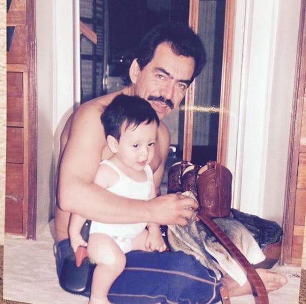 La actriz y Joan Sebastian se habían casado en 1992, pero tras el escándalo se divorciaron en 1996. 
<b><a href="https://www.univision.com/famosos/reportan-que-el-hijo-menor-de-joan-sebastian-retomo-los-malos-pasos-pero-el-desmiente-y-maribel-guardia-amenaza-con-demandar-fotos" target="_blank">Julián fue el único hijo </a></b>en común que tuvieron. 
<br>