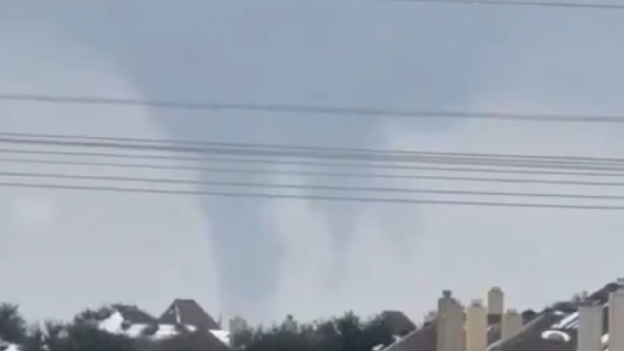 <h3 class="cms-H3-H3">Qué recomiendan las autoridades </h3>Aunque el fenómeno no representa un peligro directo, las autoridades advierten que 
<b>el frío extremo sí conlleva riesgos.</b> 
<br>Recomiendan 
<b>evitar acercarse a la orilla de los lagos, no caminar sobre hielo delgado y extremar precauciones ante la baja visibilidad</b>.
<br>Los remolinos pueden impresionar, 
<b>pero no son tornados. </b>
<br>Son una consecuencia
<b> del intenso frío que afecta a la región.</b>