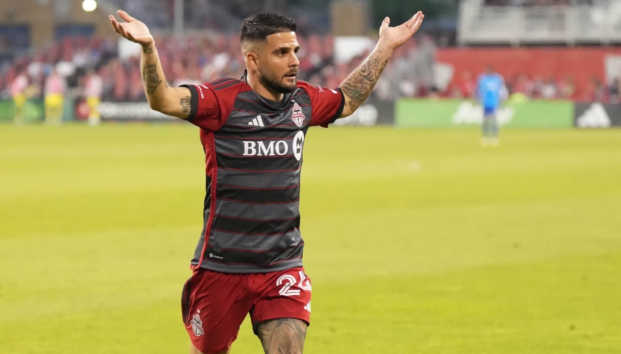 Golazo de Insigne queda opacado por el terrible error del arquero Johnson