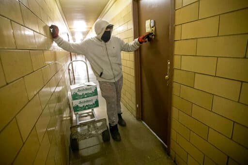 Si tienes preguntas sobre el coronavirus puedes llamar en EEUU al 
<b>1-888-364-3065</b>. Si te encuentras en algún otro país, acude a fuentes oficiales y gubernamentales para obtener más información y los datos de centros de ayuda. También puedes 
<b><a href="https://www.univision.com/temas/coronavirus" target="_blank">seguir aquí</a></b> la cobertura de Univision con lo último sobre esta emergencia.
<br>