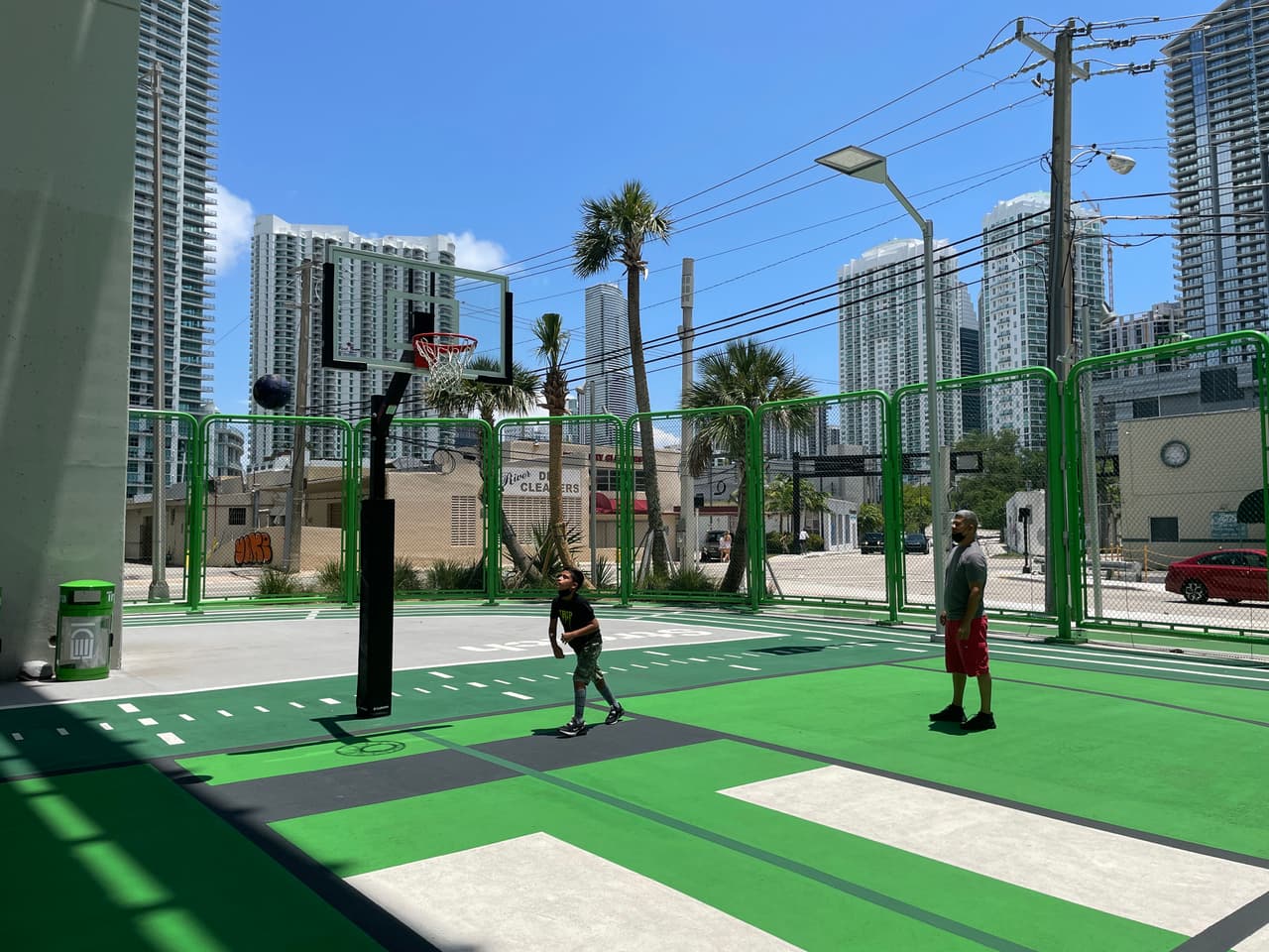 Este proyecto incluirá áreas para andar en bicicleta, trotar o caminar; también un gimnasio urbano con equipos de ejercicio, y además instalaciones de baloncesto y fútbol. 
<br>