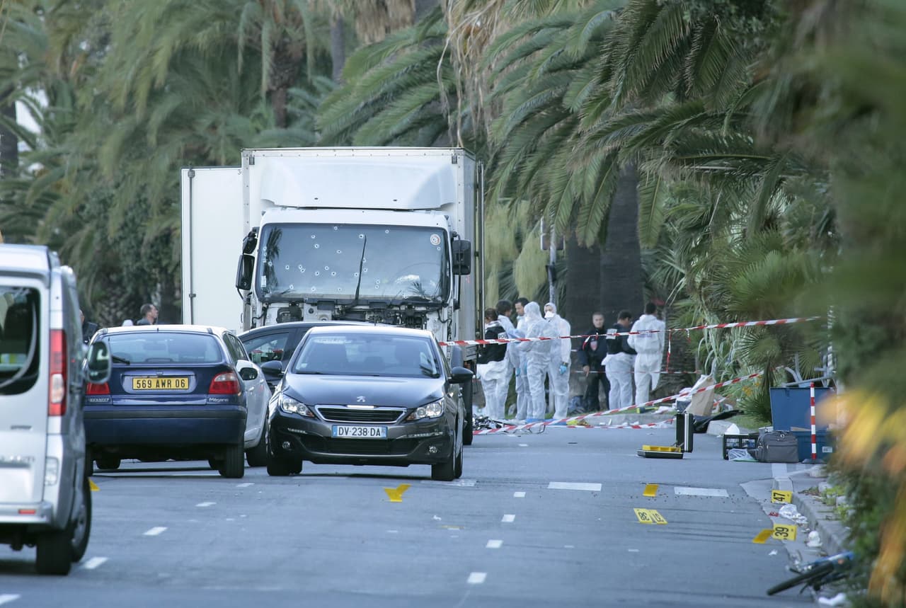 Los forenses continúan trabajando en el camión. El conductor aceleró a través de un tramo de un centenar de metros del Paseo de los Ingleses, y arrolló a los espectadores de los fuegos artificiales, a quienes escuchaban una orquesta y a quienes caminaban hacia el centenario Hotel Negresco.
