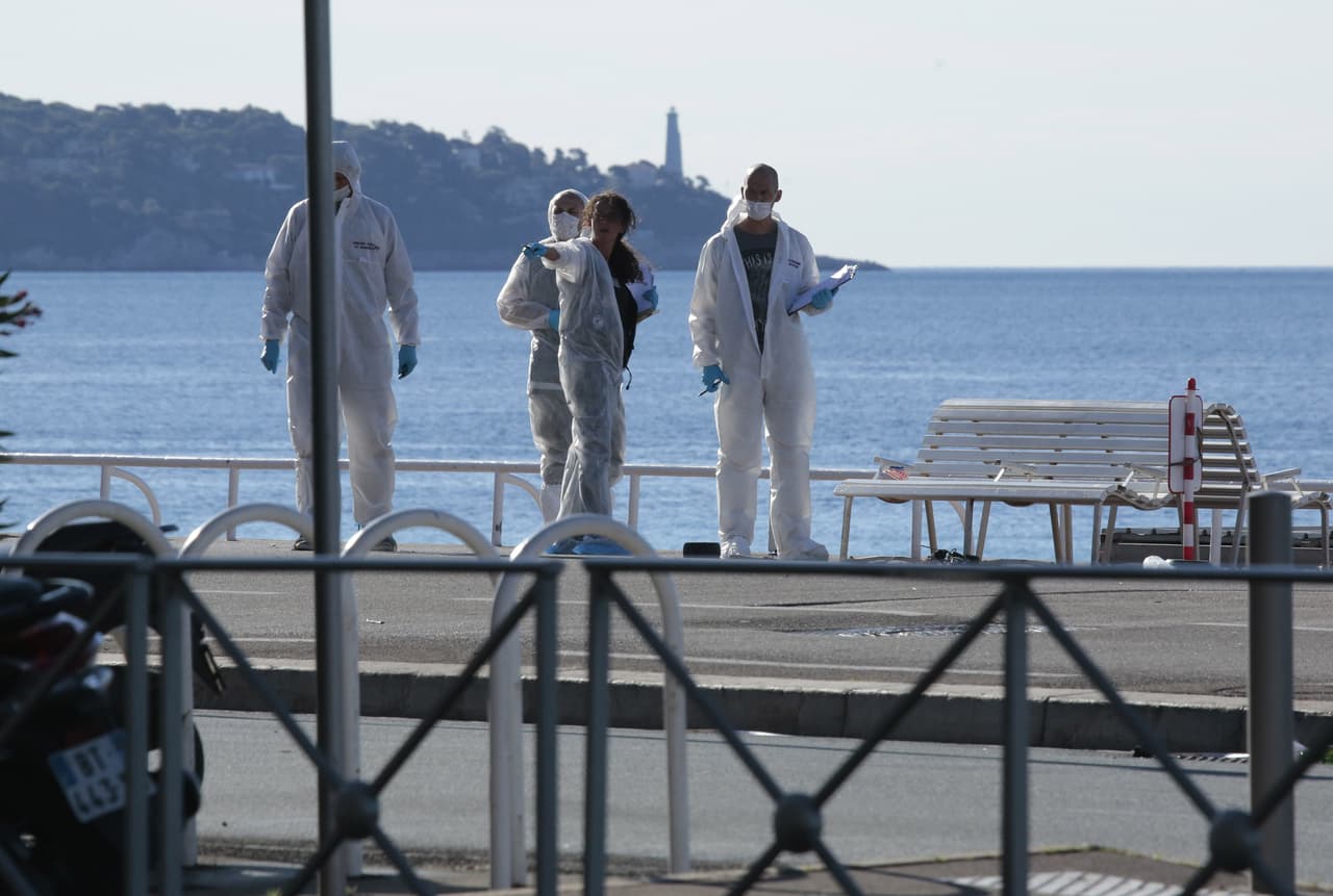 La policía forense francesa continúa en la escena, frente al mar de Niza. "Francia tiene una gran tristeza debido a esta nueva tragedia", declaró el presidente Hollande, y destacó que había varios niños entre los muertos.