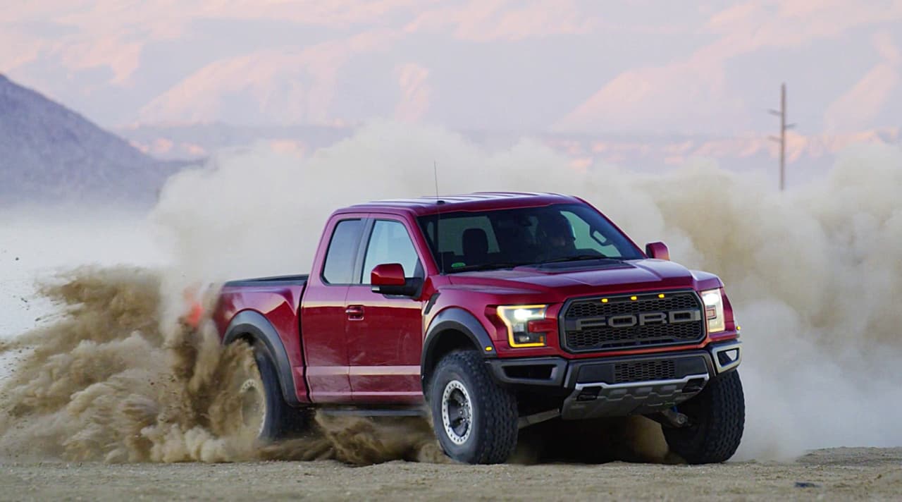 Uno de los miembros más prominentes y populares de la
<b> Ford Serie</b>
<b>F</b> es la pickup
<b>F-150</b>, la cual comenzó a usar extensivamente páneles y miembros estructurales en aluminio de grado militar en su decimatercera generación presentada en 2015. En la imagen vemos a la
<b><a href="http://www.univision.com/noticias/a-bordo/la-ford-raptor-2017-es-lo-unico-que-quiero-esta-navidad-video" target="_blank">Ford F-150 Raptor</a></b> la versión deportiva todoterreno extrema de la línea.
