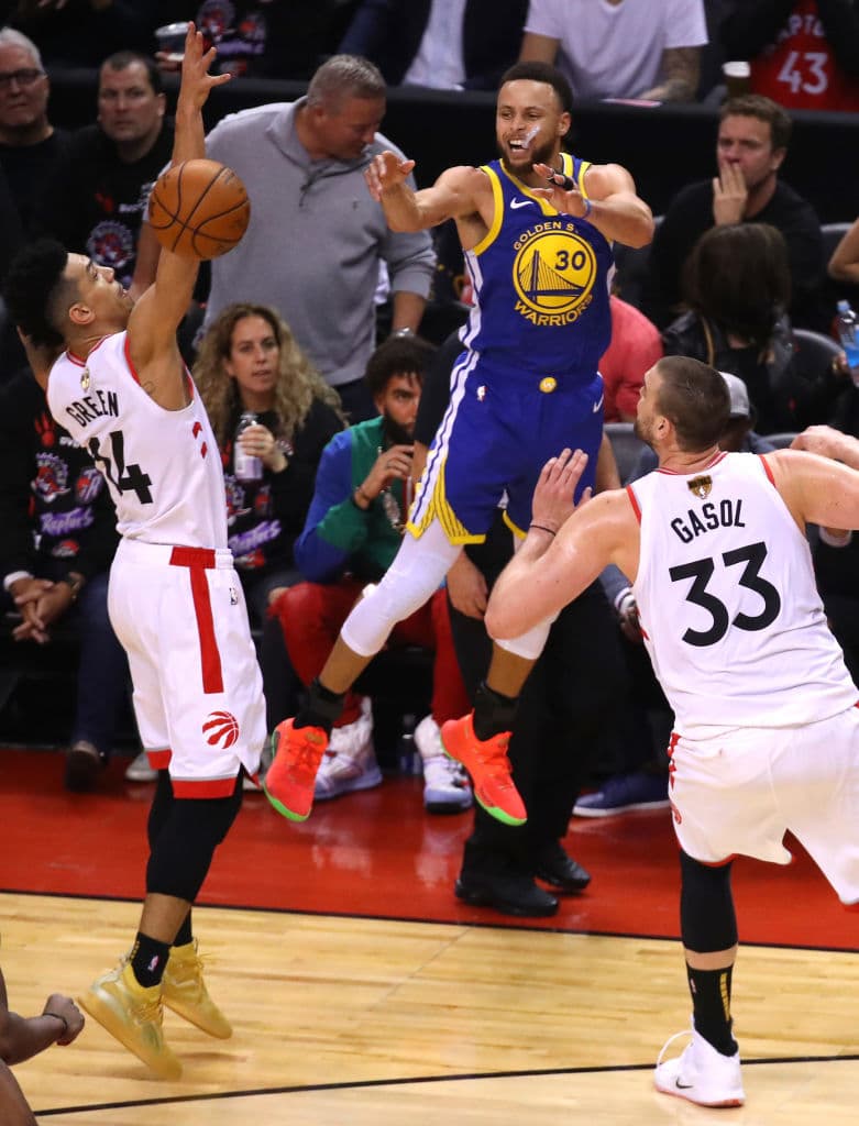 Aunque no dejaba de aportar en el lapso final Stephen Curry comenzó a experimentar una defensa que se endurecía sobre él. Se las arregló para superar los 30 puntos esta noche.