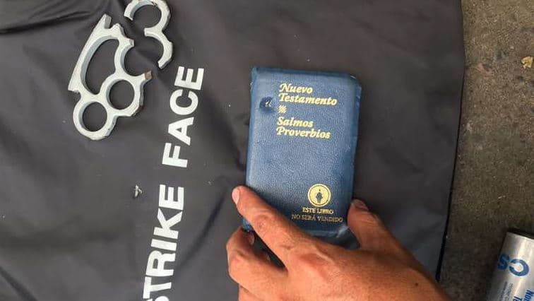 Biblia de bolsillo salva la vida de policía durante enfrentamiento en Bolivia