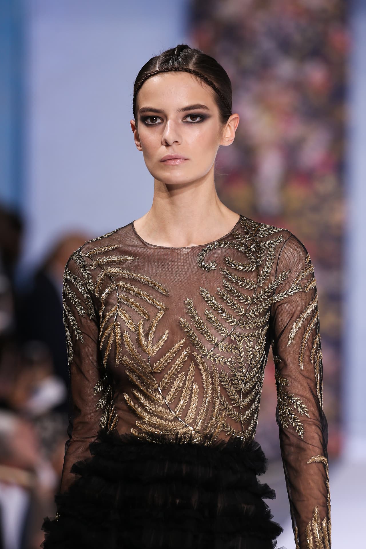 Es de la colección Otoño Invierno 2016/2017 y está hecho en tul y organza con aplicaciones doradas en forma de hojas.
<br>