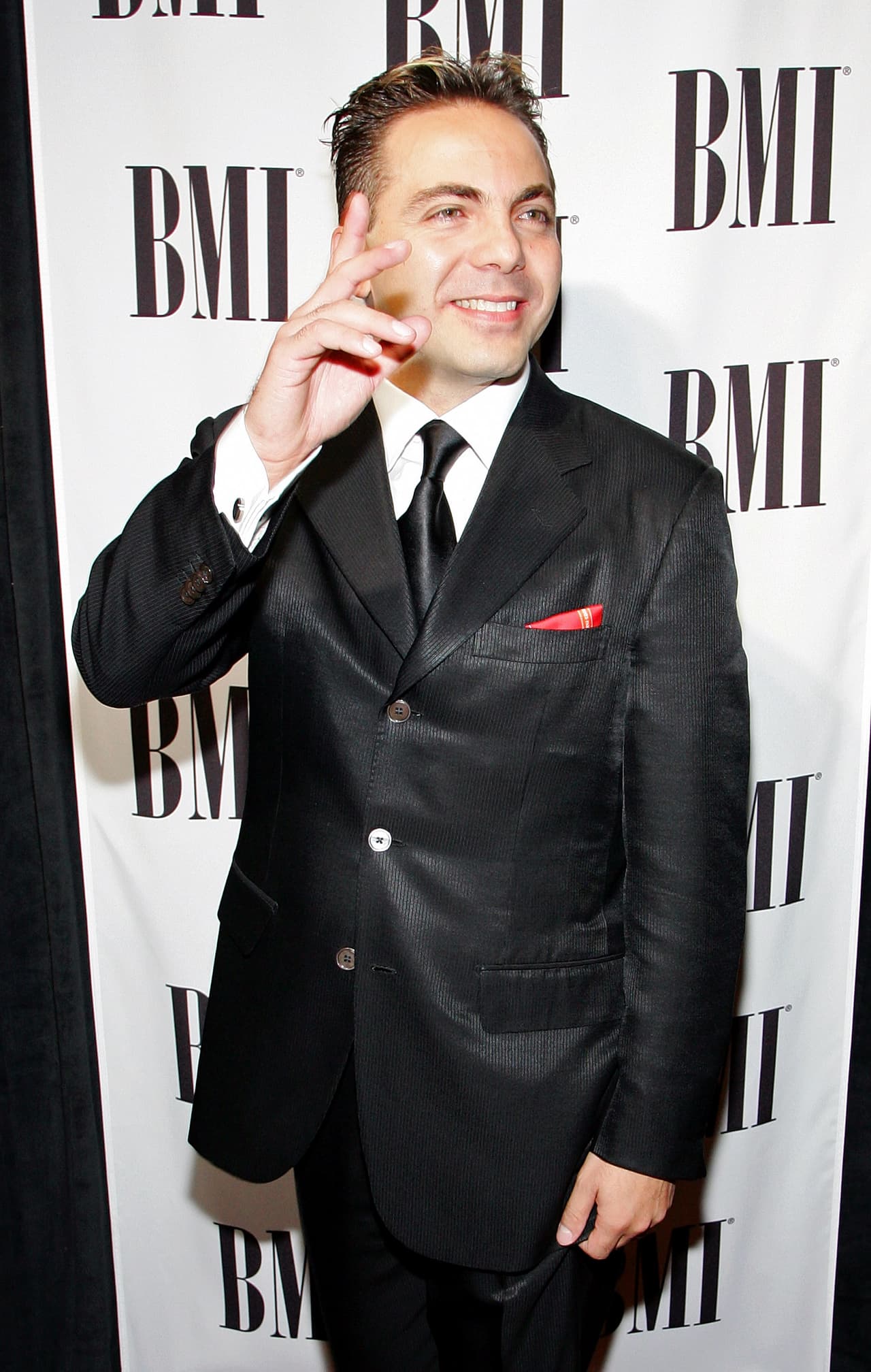 El intérprete de 'Azul' seguro tendrá que vestirse de gala para la fiestecita.