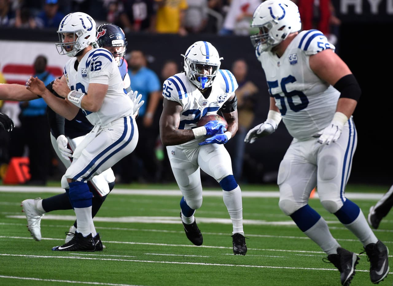 Marlon Mack tuvo un gran desempeño terrestre tras llevar el balón 24 ocasiones y alcanzó las 148 yardas, además de colaborar con un TD.