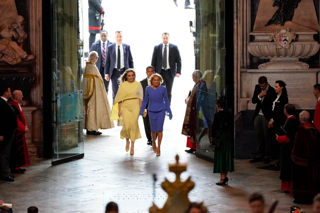 Este fue el momento en que la primera dama de EEUU, Jill Biden, acompañada por su nieta Finnegan Biden, entraron a la Abadía de Westminster para la ceremonia de coronación.
