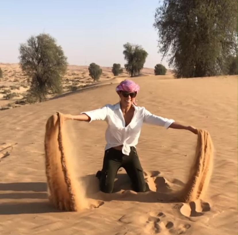 La conductora dominicana conoció en el año 2018 el desierto de los Emiratos Árabes. Este lugar es muy especial para ella, dado que, su novio de orígenes italianos le pidió matrimonio en una de las duna de arena de este escenario natural.