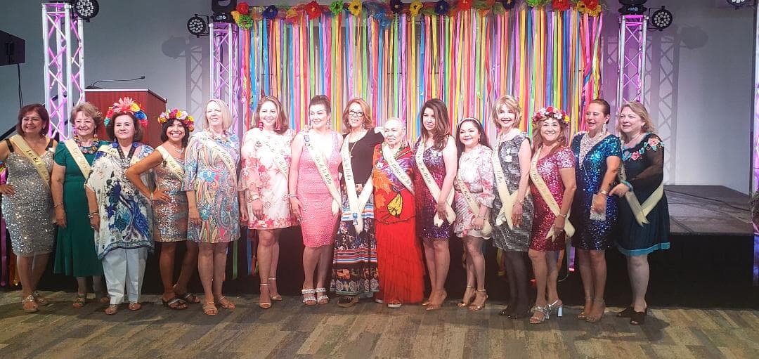 <h2 class="cms-H2-H2">Champagne and Diamonds</h2>
<br>
<ul>
<li class="li1">Cuándo: 27 de abril</li>
</ul>
<ul>
<li class="li1">Hora: 10:30 horas - 14:00 horas</li>
</ul>
<ul>
<li class="li1">Dónde: Rosenberg Skyroom en UIW</li>
</ul>
<ul>
<li class="li1">Qué es: Un conjunto de negocios dirigidos por mujeres y mujeres profesionistas que celebra su 30 aniversario.</li>
</ul>
<ul>
<li class="li1">Costo: 225 dólares</li>
</ul>