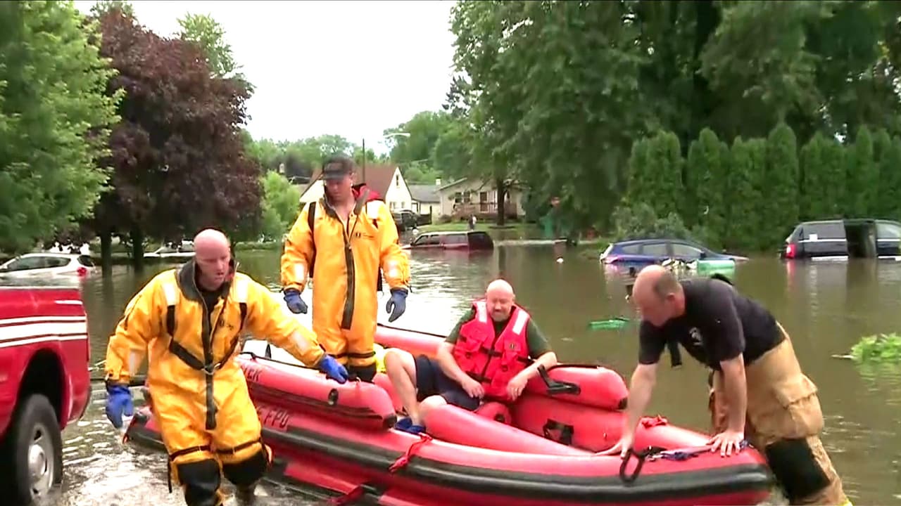 En canoa se trasladan los residentes por las inundaciones al norte de Chicago y se esperan más lluvias este fin de semana