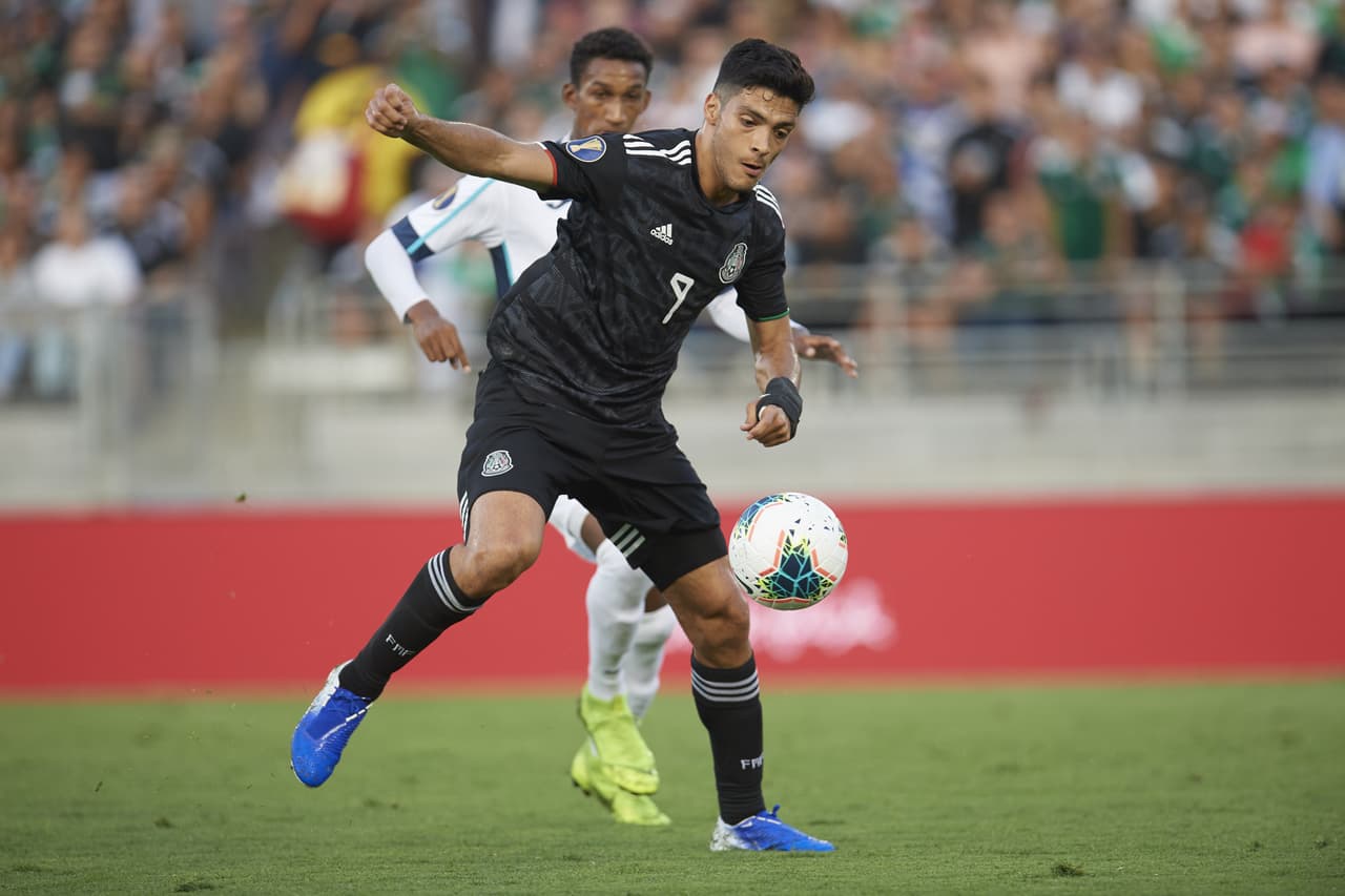 Tras intentar una chalaca en el área de Cuba el delantero Raúl Jiménez fue reemplazado por Alexis Vega al minuto 71'.