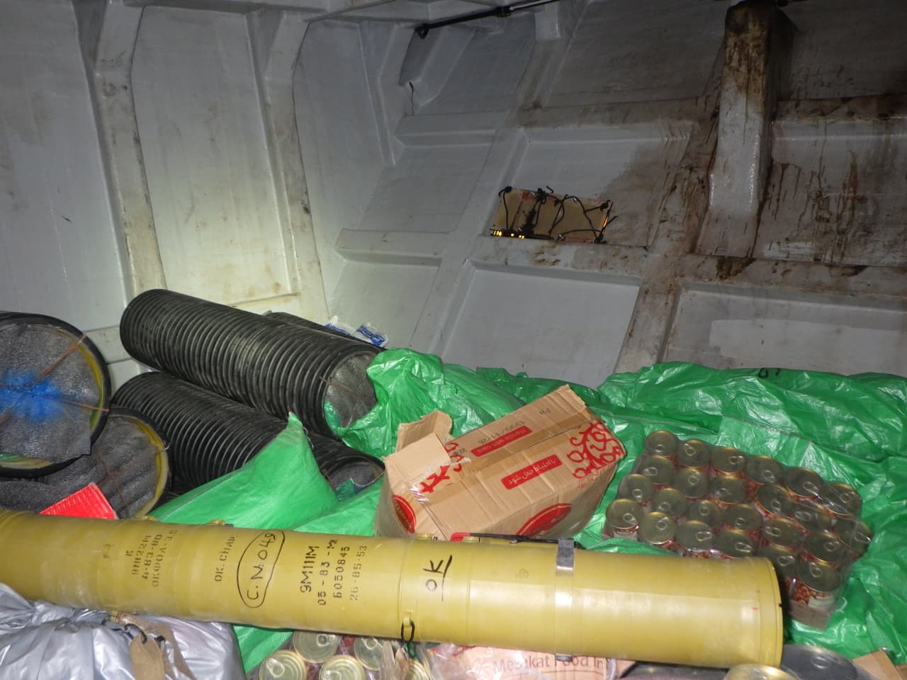 Parte del cargamento de armas ilícitas confiscado por el buque USS Monterey