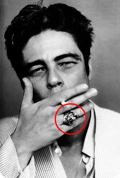 Dicen que el 'tocar madera' en momentos de preocupación sirve de buena suerte, por lo que el actor de Hollywood, 
<b>Benicio del Toro</b>, decidió crear un anillo con un pedazo de madera increstrado en el centro.