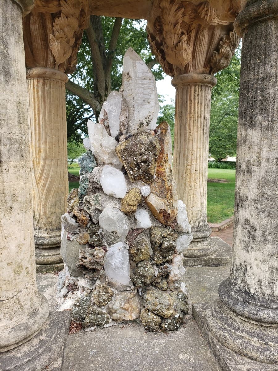 Abierto todo el año para disfrutar de diferentes plantas, flores, cascadas y más.