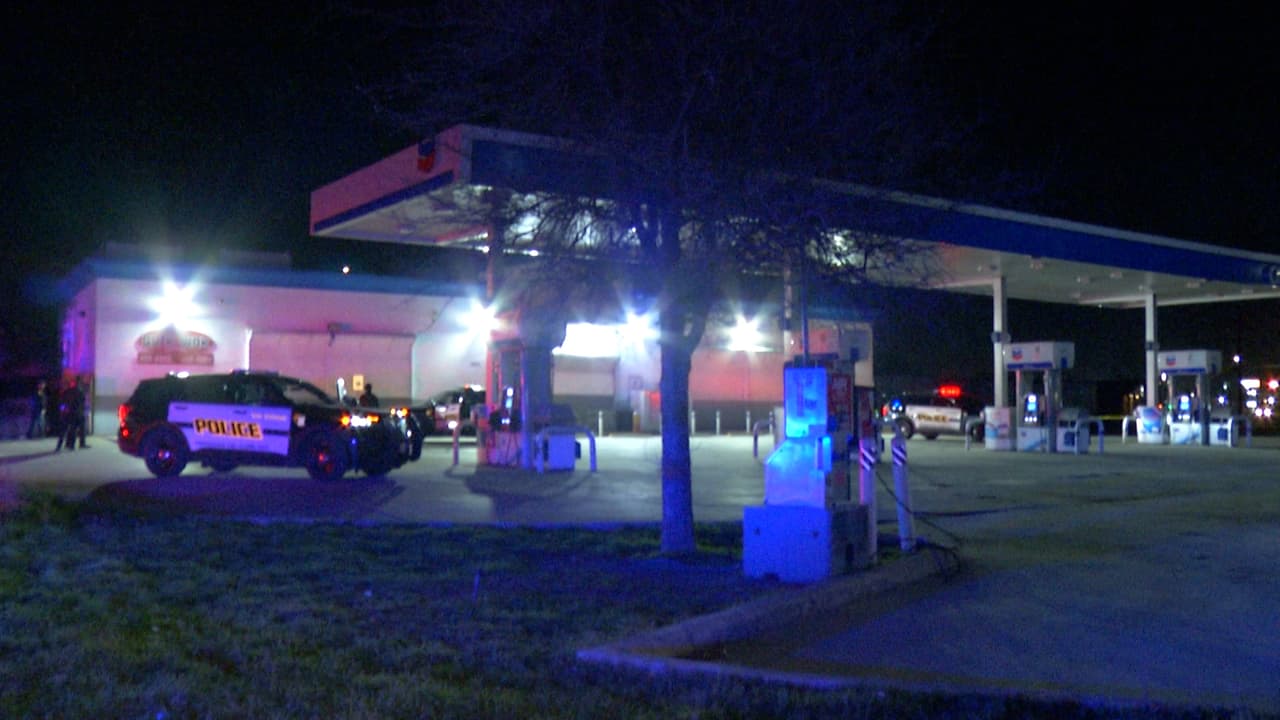 Un testigo dijo a las autoridades que vio un vehículo Jeep de color rojo huir a gran velocidad del estacionamiento de la gasolinera cuando comenzó el fuego.