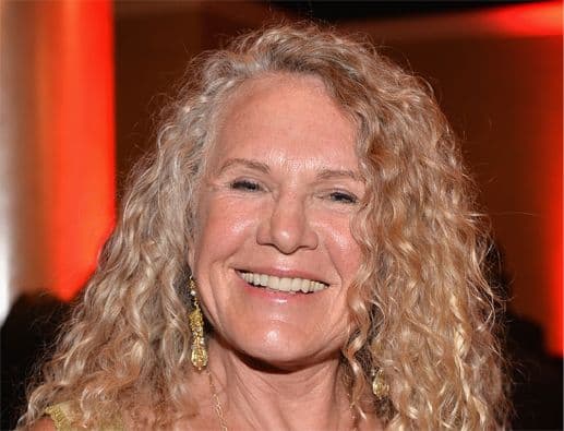 La primera en la lista es Christy Walton, heredera de Walmart. Sus $36.700 millones le permiten colarse en la lista de las 10 personas con más dinero en el mundo, al ocupar el puesto nueve. Ostenta el título de mujer más rica en cuatro de los últimos cinco años gracias a la herencia que recibió de su marido, John Walton, uno de los hijos del fundador de la mayor cadena de supermercados del mundo, quien murió en 2005 en un accidente de avión.