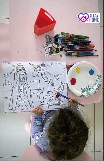 Chef Yisus ha pasado la cuarentena con sus pequeñas Silvana y Anabella y ha descubierto sus habilidades en la cocina, en los deportes y en la pintura. Aquí vemos a Silvana, de dos años, pintando una linda plantilla de princesas y unicornios.