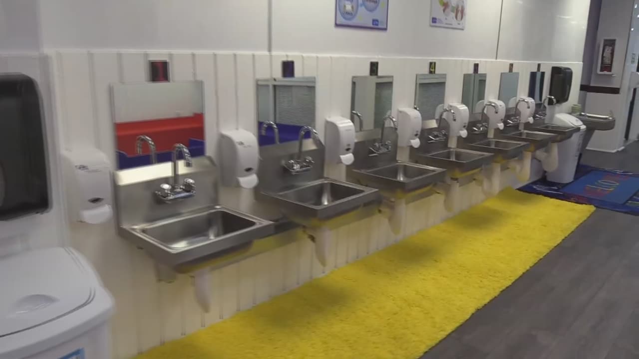 Y se han llevado a cabo entramientos muy estrictos con todo los trabajadores del campamento, sobre las medidas de limpieza e higiene necesarias.