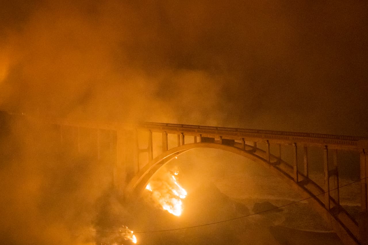 Este incendio ha dejado una estructura dañada. El incendio llegó inmediaciones del icónico puente Bixby, en donde los turistas suelen tomarse fotos.
<br>