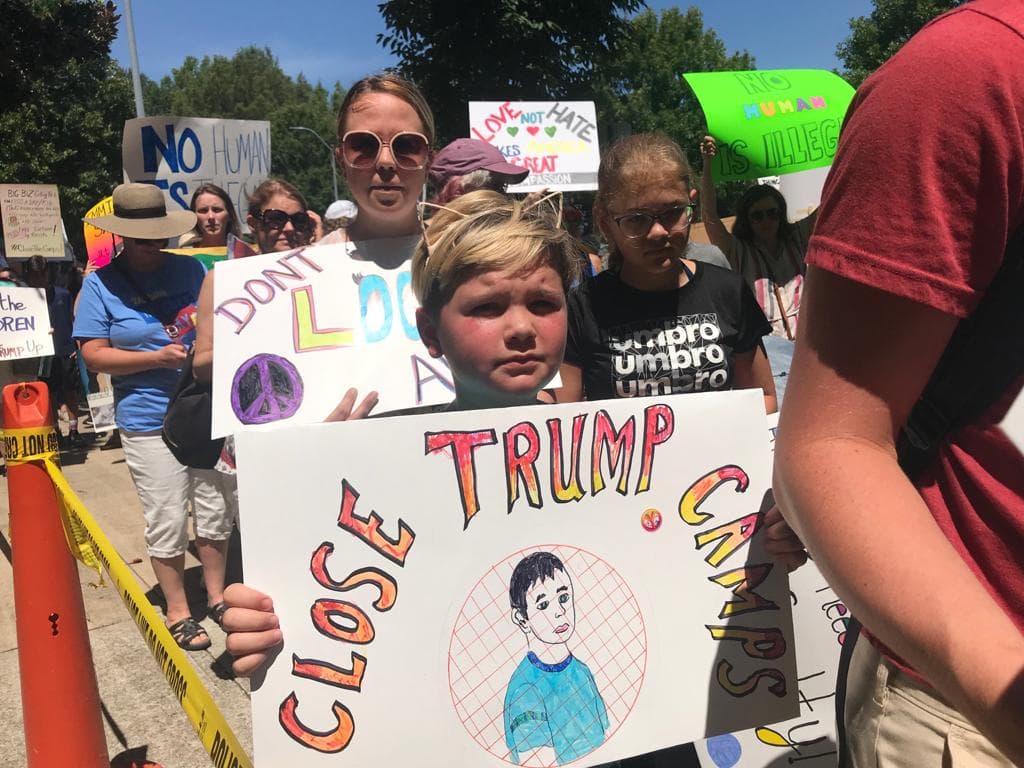 Comunidad en Carolina del Norte demuestra su indignación ante presuntos abusos en celdas de detención migratoria en la frontera