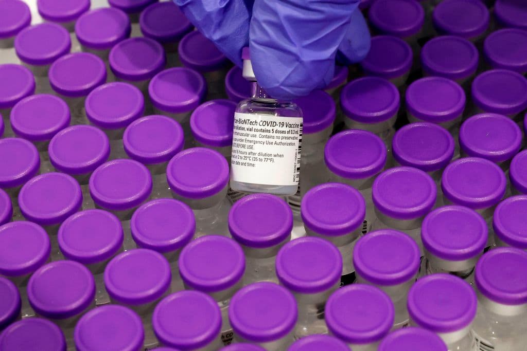 Con 83.1 millones de personas contagiadas y 1.8 millones de muertos a causa de la pandemia de covid-19 al finalizar el año, sin duda una de las mejores noticias fue la vacuna contra el virus, desarrollada en tiempo récord.