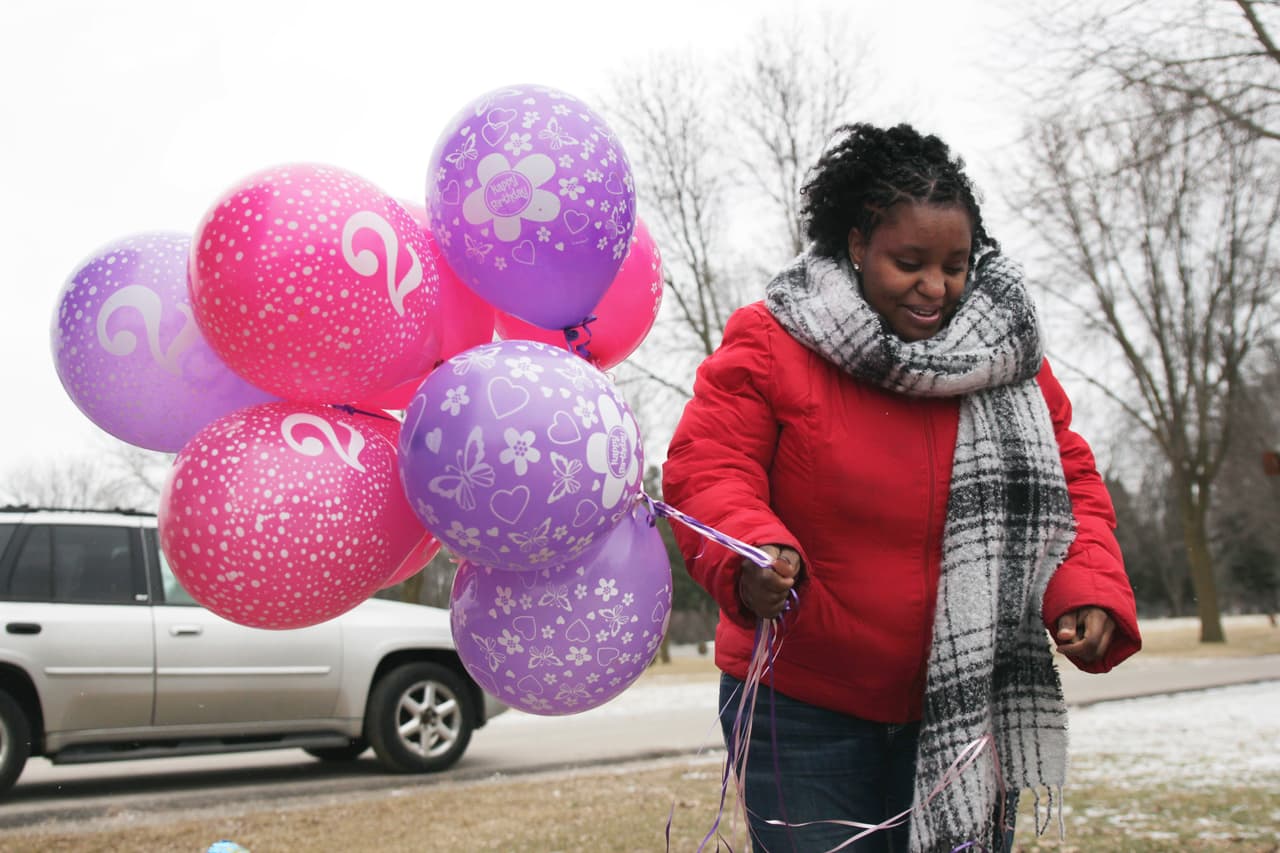 Helen Jackson lleva globos a la tumba de su hija, Cataleya Tamekia-Damiah Wimberly, en el cementerio Graceland de Milwaukee. Los soltará en lo que hubiera sido el segundo cumpleaños de la pequeña, que 
<b>murió con apenas un año de edad por una sobredosis de metadona, un opioide sintético.</b> Las autoridades siguen investigando el caso. Si bien la cifra de fatalidades niños debido a los opioides es baja, las muertes en 
<i>toddlers</i> han aumentando en la última década. 
<br>