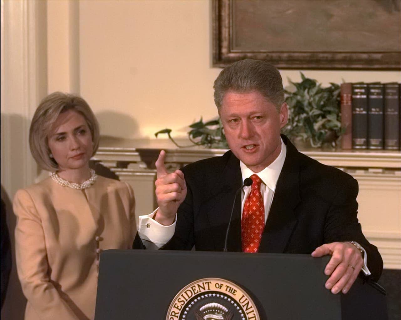 <b>"Yo no lo hice".</b> Hillary Clinton acompaña al Presidente en el momento que declara que nunca tuvo ningún tipo de relación con la pasante Monika Lewinski. La investigación sobre este supuesto romance llevó a un juicio político a Bill Clinton en 1998 por la Cámara de Representantes, del que resultó exonerado de los cargos de perjurio y obstrucción de justicia.