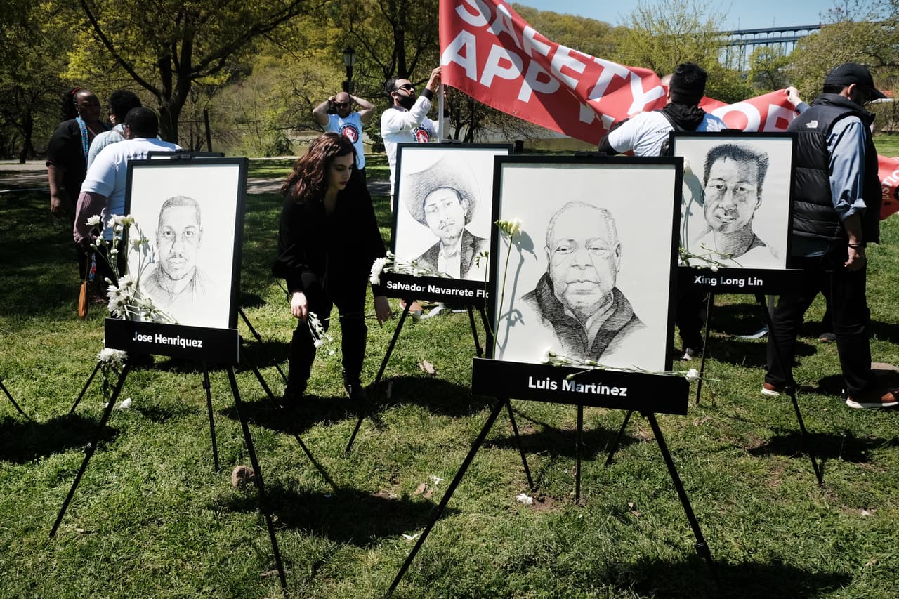 En el memorial, se colocaron los retratos de conductores y repartidores que murieron en horas de trabajo en Nueva York, durante el último año.