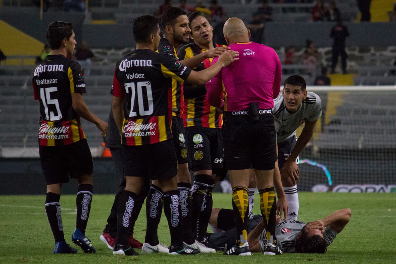 Pero a los 51 minutos, llegó el punto de inflexión del partido, pues Christian López de los Leones Negros era expulsado por una dura entrada y se quedaban con 10 jugadores los Leones.