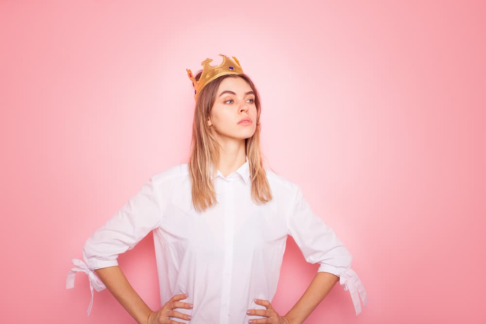 <b>LEO</b>
<br>Mira, sabemos que en el fondo eres una persona muy noble y leal, pero también a cada rato te sientes el protagonista de la historia y está bien, pero es de TU historia, no de la de los demás. No todo gira alrededor tuyo y los demás no deben tratarte como la reina que te sientes o la última coca del desierto.