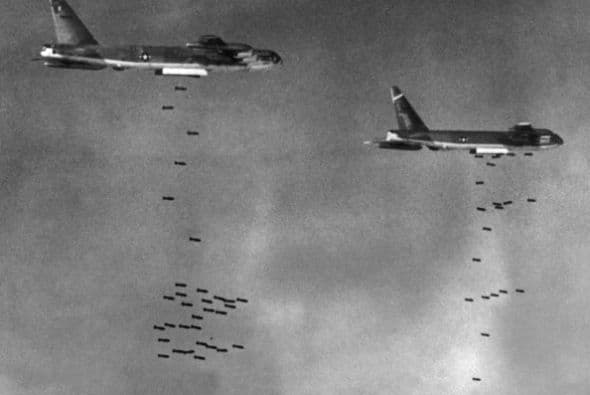 La invasión de Camboya fue una medida tremendamente impopular en EEUU porque significaba la extensión de la guerra. La guerra contra Vietnam dividió al país, dio al pueblo estadounidense razón para desconfiar de su gobierno, y se ha convertido en una cicatriz en la historia estadounidense.