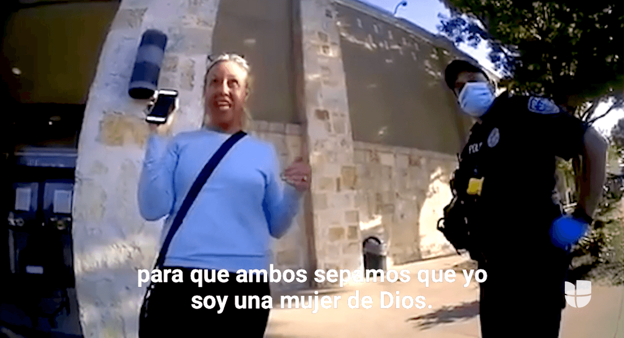 “Soy una mujer de Dios”: Candidata a junta escolar agrede a empleado de una tienda en Texas por el uso de mascarillas