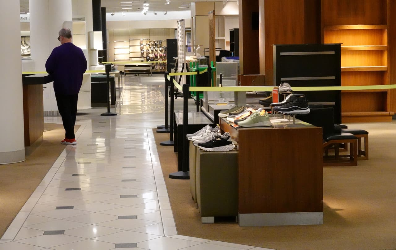 La icónica tienda Nordstrom de Westfield San Francisco Center cerrará tras décadas de operación. Maniquíes empacados y exhibidores vacíos dominan su espacio una vez vibrante.
<br>