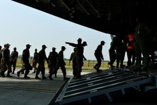 Personal del Ejército de la India aborda un avión de la Fuerza Aérea nacional con materiales de ayuda para ser trasladados a Nepal.