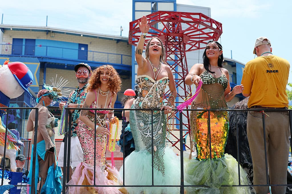 Desde las carrozas, diversos personajes animaban a la audiencia, que deseosa de alegría los deleitaba con sus reacciones y a cambio recibían coloridos collares, al estilo Mardi Gras.
