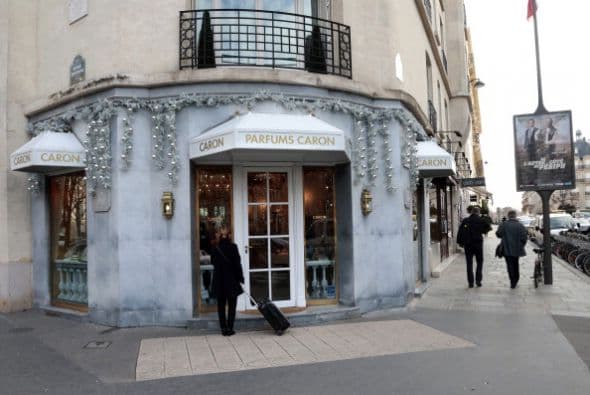 10. AVENUE MONTAIGNE. Una de las principales calles del mundo para la alta costura, se encuentra en el barrio de Campos Elíseos, en París. Tiene un costo de 26 mil dólares por metro cuadrado.