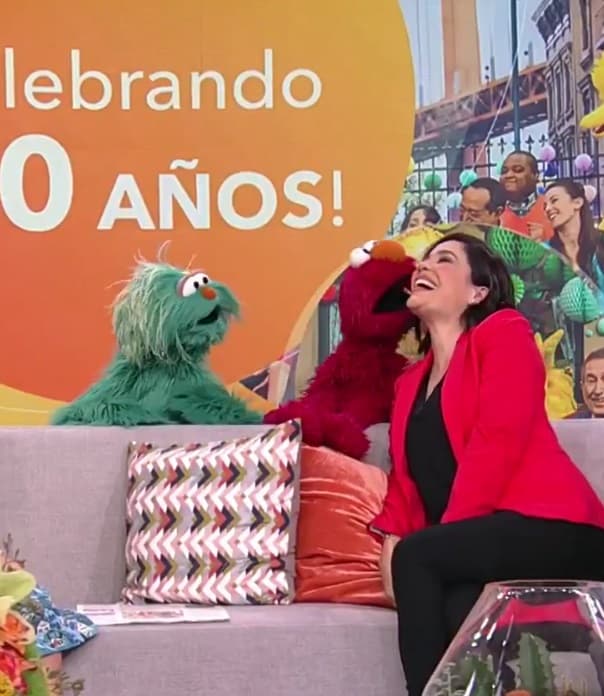 Elmo aceptó inmediatamente y la conductora mexicana no ocultó la felicidad por haber vivido un tierno momento.